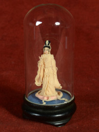 Miniatuur Quan Yin in stolp, handgemaakt uit artisan deeg