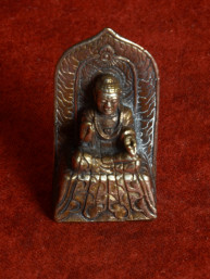 Boeddha op troon – miniatuur in verkoperd brons