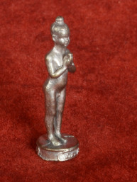  Ai Khai amulet is vervaardigd uit een zilverkleurig brons