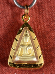Verguld driehoekig Boeddha amulet met inscriptie