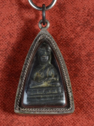 Phra Chaiwat amulet in muntzilveren houder