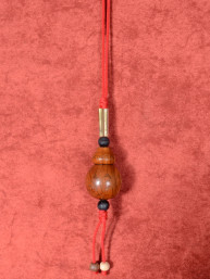 Thaise auto hanger met kalebas amulet met yantra inscripties