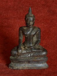 Sukhothai Boeddha-amulet – Bhumisparsha in brons