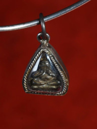 Phra Pidta amulet met yant achterzijde