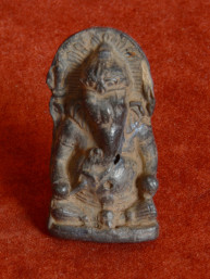 Ganesha amulet klei vermengd met zaden en kruiden