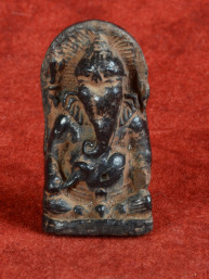 Ganesha amulet klei vermengd met zaden en kruiden