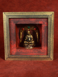 Guan Yin Boeddha Beeldje in Decoratieve Vitrine