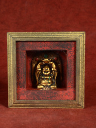 Phra Sangkhajai Happy Boeddha Beeldje in Displaykastje