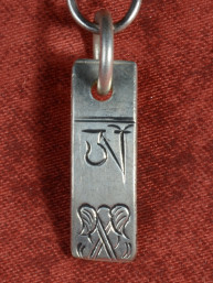 Tibetaanse Amulet Hanger – Witmetaal Om en Ganesha