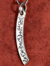Witmetalen hanger met Tibetaanse mantra gravure