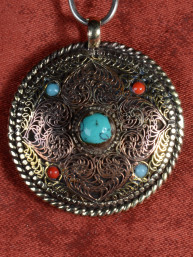 Messing Hanger Met Om Gravure en Ingelegde Stenen