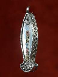 Hanger van vis met om mani padme hum tekst