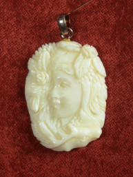 Elf Portret Hanger Gepolijst Been met Zilver Oog