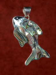 Decoratieve zilveren met parelmoer ingelegde hanger vis