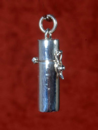 Zilveren relikwiehouder of pillendoosje met sluiting 9 mm