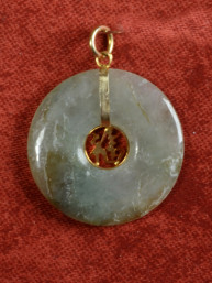 Jade hanger met verguld Fu-teken.(福)