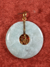 Jade hanger met verguld Fu-teken.(福)
