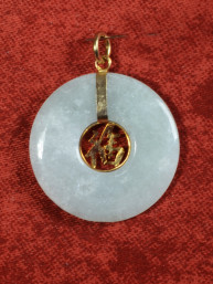 Jade hanger met verguld Fu-teken.(福)
