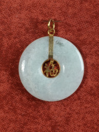 Jade hanger met verguld Fu-teken.(福)