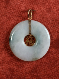 Jade hanger met verguld Fu-teken.(福)