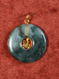 Jade hanger met verguld Fu-teken.(福)
