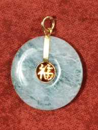 Jade hanger met verguld Fu-teken.(福)