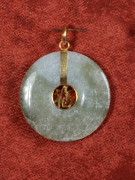 Jade hanger met verguld Fu-teken.(福)