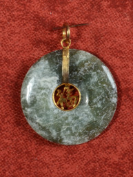Jade hanger met verguld Fu-teken.(福)