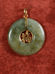 Jade hanger met verguld Fu-teken.(福)