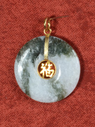 Jade hanger met verguld Fu-teken.(福)