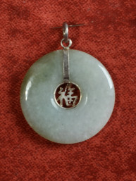 Jade hanger met Fu-teken.(福)