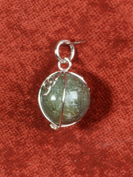 Jade Helende Steen als Hanger