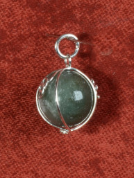 Jade Helende Steen als Hanger