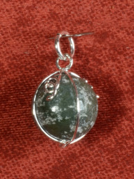 Jade Helende Steen als Hanger