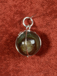 Jade Helende Steen als Hanger