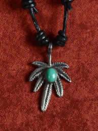 Verzilverde hanger in marihuana bladvorm met turkoois