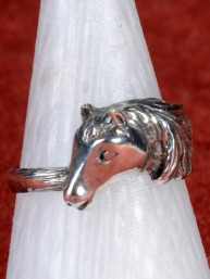 Ring met hoofd van paard 925