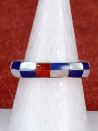 Ring met ingelegde lapiz lazuli, parelmoer en jaspis 925