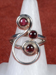 Exclusieve designring met 3 granaat edelsteentjes 925