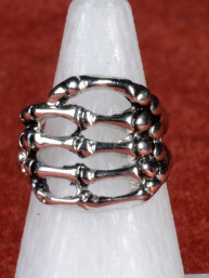 Biker Skull Ring met skeleton hand