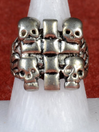Biker Skull Ring met vier doodshoofden en een kruis