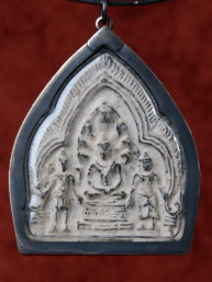 Phra Narai Thong Phun amulet met Boeddha