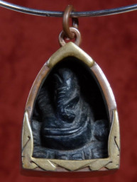 Ganesha amulet zwart graniet in bronzen houder
