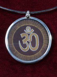 Hanger zilver met een handgeschilderd tekening van "Om"