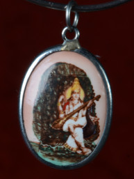 Medaillon met Hindoe Godin Sarasvati