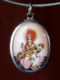 Medaillon met Hindoe Godin Sarasvati