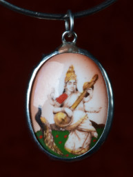 Medaillon met Hindoe Godin Sarasvati