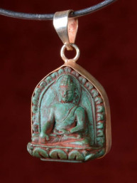 Hanger van Boeddha Bhumiparsa mudra groen speksteen