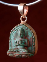 Hanger van Boeddha in Dharmachakra mudra groen speksteen