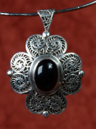 Rijkelijk bewerkte hanger met obsidiaan zetting